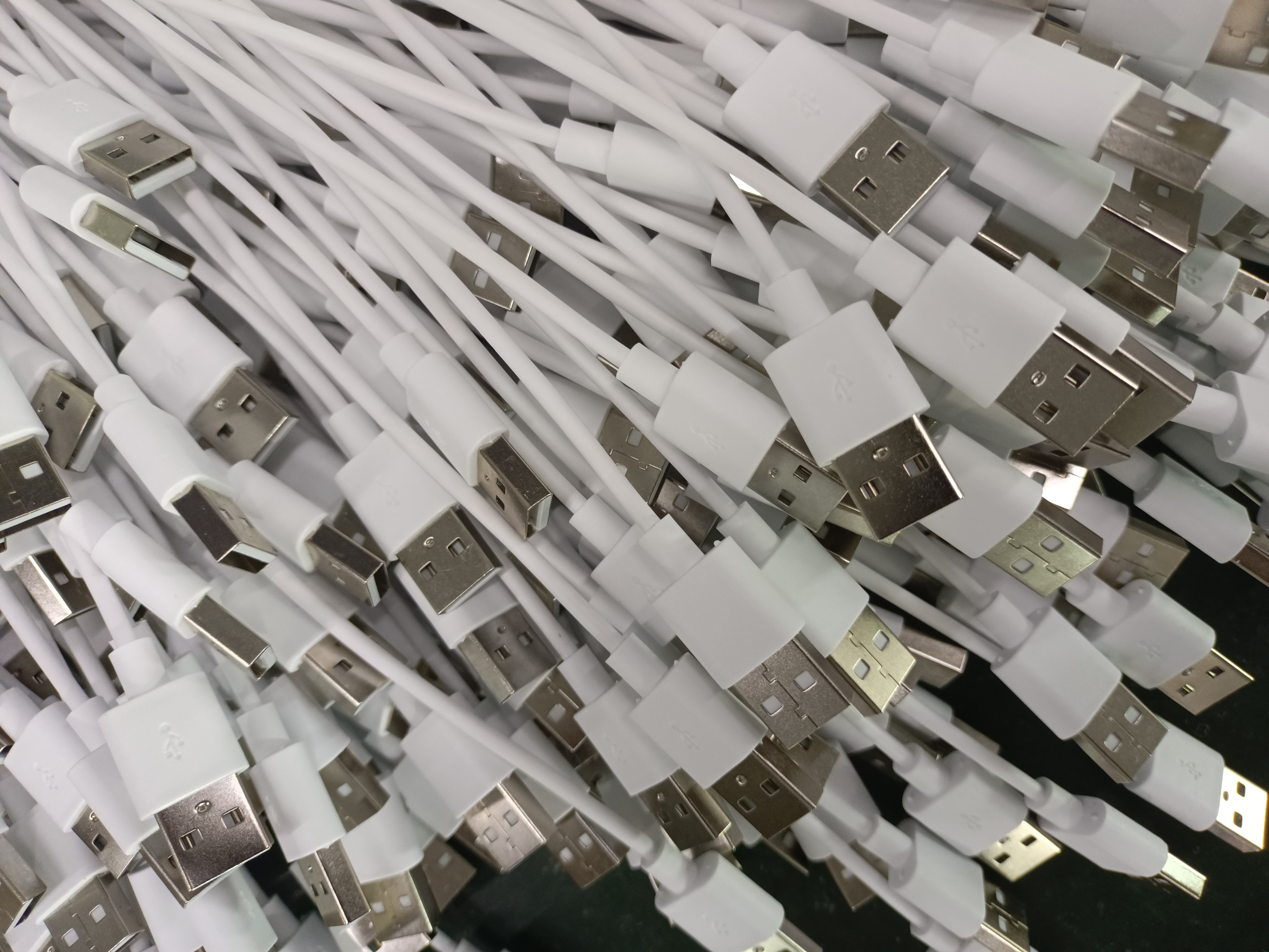 對(duì)于USB數(shù)據(jù)線應(yīng)該如何選擇？聯(lián)鑫德誠定制生產(chǎn)USB數(shù)據(jù)線